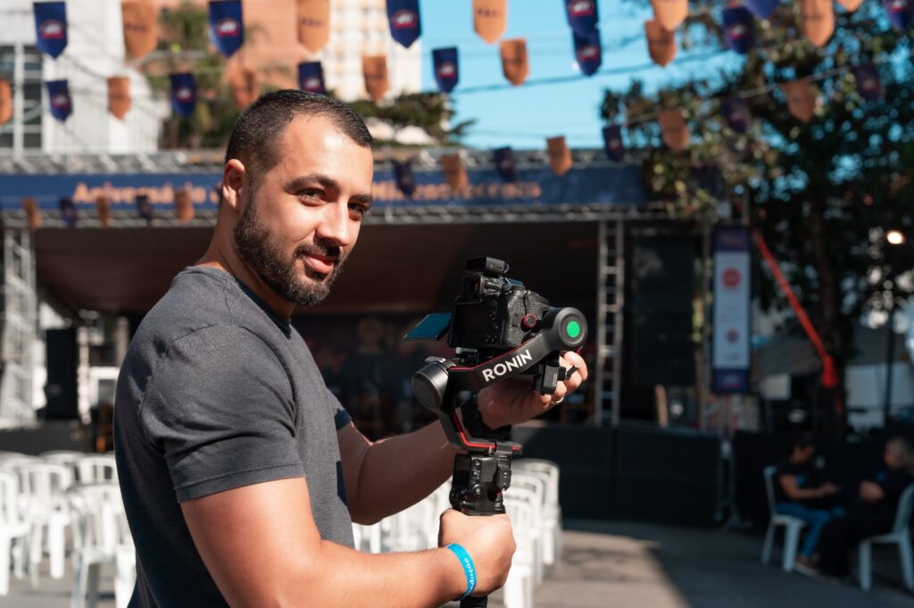 Neto Nunes captando material de vídeo na festa da 1900